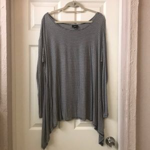 B&W striped handkerchief hem long sleeve shirt. 🎹